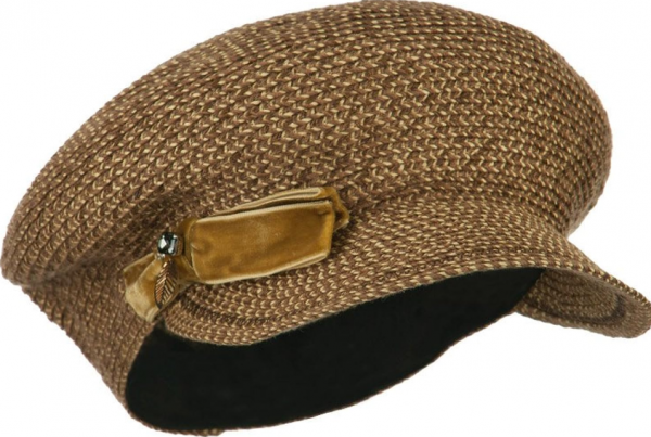 Topi newsboy dengan aksen kain berlipit
